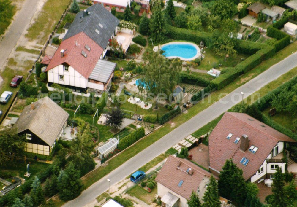 Berlin-Mahlsdorf from above - Blick auf das Wohngebiet an der Kaulbachstraße - Verdistraße in Berlin-Mahlsdorf. View of the residential area at the street Kaulbachstrasse - Verdistrasse in the district Mahlsdorf.