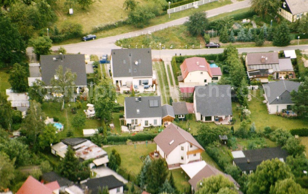 Berlin-Mahlsdorf from the bird's eye view: Blick auf das Wohngebiet an der Kaulbachstraße - Verdistraße in Berlin-Mahlsdorf. View of the residential area at the street Kaulbachstrasse - Verdistrasse in the district Mahlsdorf.