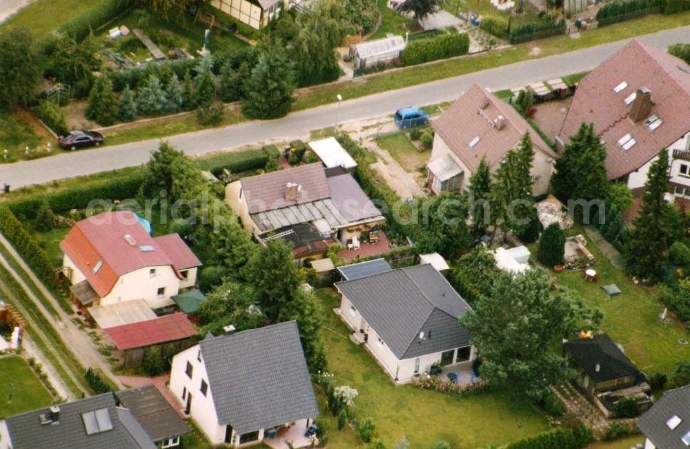 Aerial photograph Berlin-Mahlsdorf - Blick auf das Wohngebiet an der Beethovenstraße in Berlin-Mahlsdorf. View of the residential area at the street Beethovenstrasse in the district Mahlsdorf.