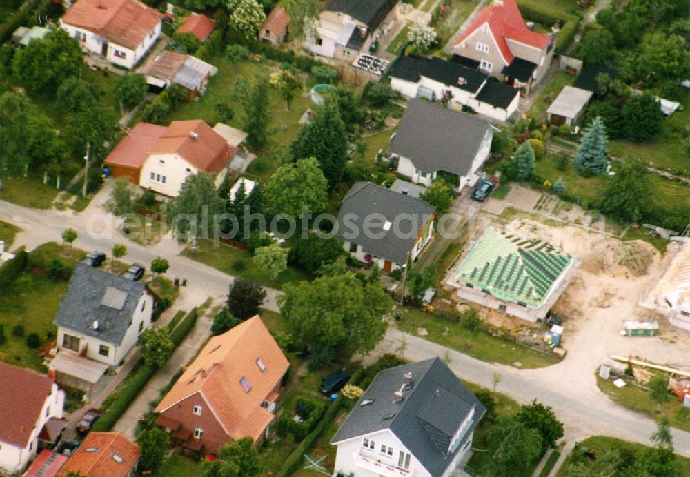 Berlin-Mahlsdorf from the bird's eye view: Blick auf das Wohngebiet an der Tizianstraße - Kolberger Straße in Berlin-Mahlsdorf. View of the residential area at the street Tizianstrasse - Kolberger Strasse in the district Mahlsdorf.