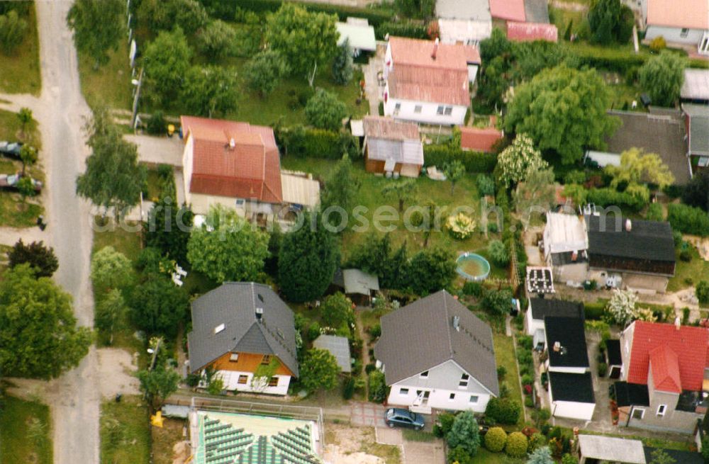 Aerial image Berlin-Mahlsdorf - Blick auf das Wohngebiet an der Tizianstraße - Kolberger Straße in Berlin-Mahlsdorf. View of the residential area at the street Tizianstrasse - Kolberger Strasse in the district Mahlsdorf.