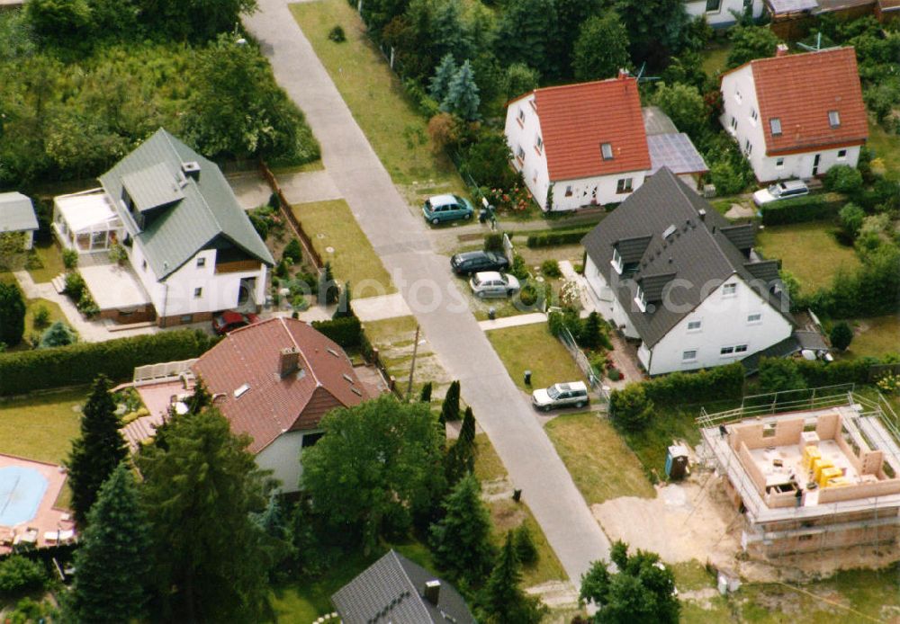 Aerial photograph Berlin-Mahlsdorf - Blick auf das Wohngebiet an der Tizianstraße - Kolberger Straße in Berlin-Mahlsdorf. View of the residential area at the street Tizianstrasse - Kolberger Strasse in the district Mahlsdorf.