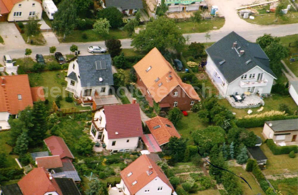 Berlin-Mahlsdorf from above - Blick auf das Wohngebiet an der Tizianstraße - Kolberger Straße in Berlin-Mahlsdorf. View of the residential area at the street Tizianstrasse - Kolberger Strasse in the district Mahlsdorf.