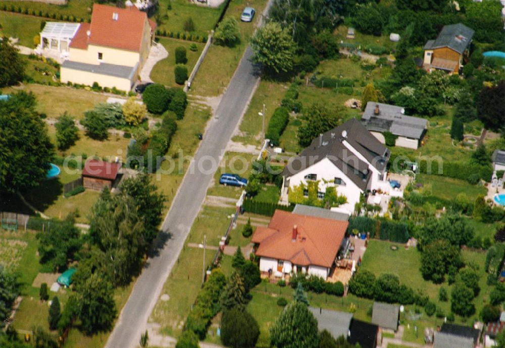 Berlin-Mahlsdorf from the bird's eye view: Blick auf das Wohngebiet an der Tizianstraße - Kolberger Straße in Berlin-Mahlsdorf. View of the residential area at the street Tizianstrasse - Kolberger Strasse in the district Mahlsdorf.