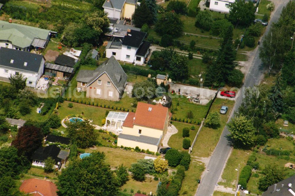 Aerial image Berlin-Mahlsdorf - Blick auf das Wohngebiet an der Tizianstraße - Kolberger Straße in Berlin-Mahlsdorf. View of the residential area at the street Tizianstrasse - Kolberger Strasse in the district Mahlsdorf.