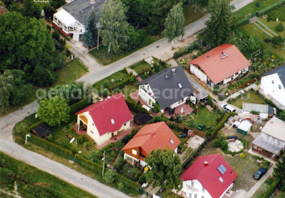 Aerial photograph Berlin-Mahlsdorf - Blick auf das Wohngebiet an der Tizianstraße - Stralsunder Straße in Berlin-Mahlsdorf. View of the residential area at the street Tizianstrasse - Stralsunder Strasse in the district Mahlsdorf.