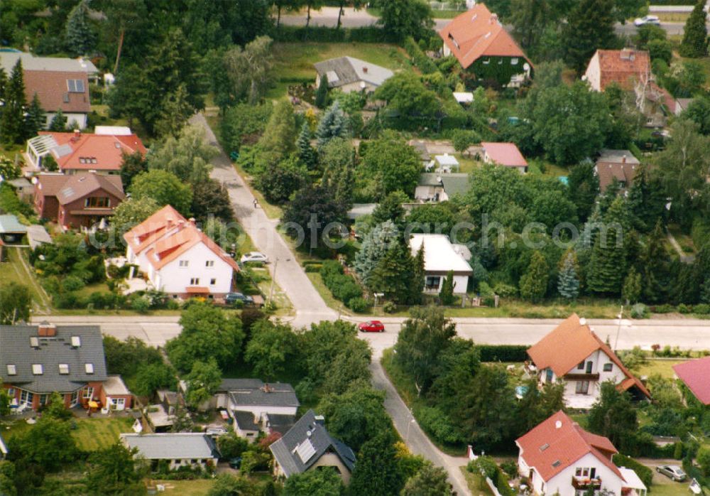 Berlin-Mahlsdorf from above - Blick auf das Wohngebiet an der Lübecker Straße - Landberger Straße in Berlin-Mahlsdorf. View of the residential area at the street Luebecker Strasse - Landberger Strasse in the district Mahlsdorf.