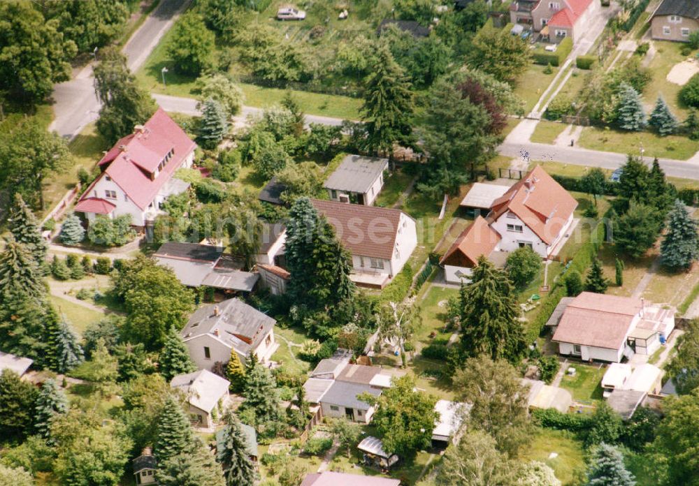 Aerial photograph Berlin-Mahlsdorf - Blick auf das Wohngebiet am Daffinger Weg in Berlin-Mahlsdorf. View of the residential area at the street Daffinger We in the district Mahlsdorf.