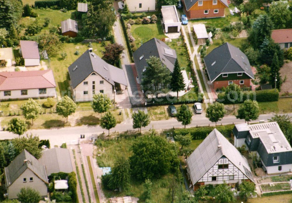 Berlin-Mahlsdorf from above - Blick auf das Wohngebiet an der Terwestenstraße - Kolberger Straße in Berlin-Mahlsdorf. View of the residential area at the street Terwestenstrasse - Kolberger Strasse in the district Mahlsdorf.