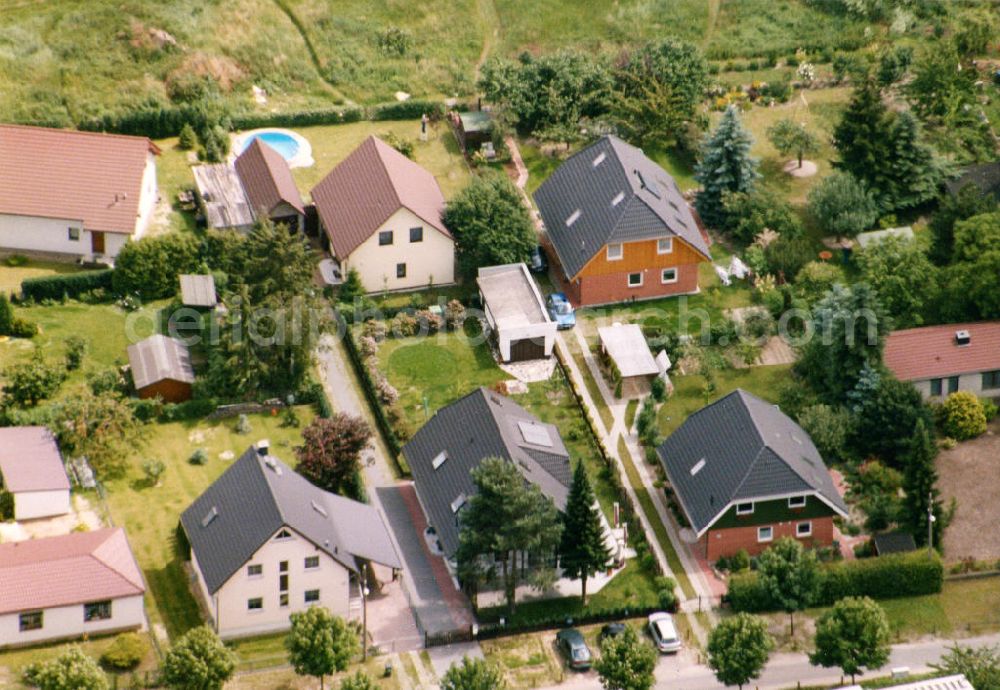 Berlin-Mahlsdorf from the bird's eye view: Blick auf das Wohngebiet an der Terwestenstraße - Kolberger Straße in Berlin-Mahlsdorf. View of the residential area at the street Terwestenstrasse - Kolberger Strasse in the district Mahlsdorf.