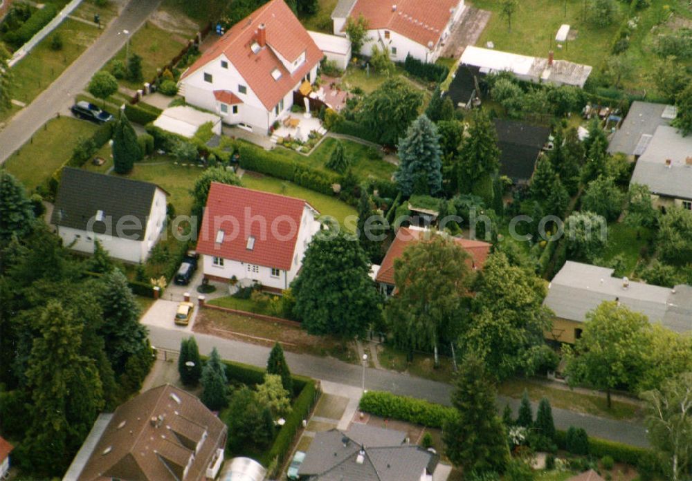 Aerial image Berlin-Mahlsdorf - Blick auf das Wohngebiet an der Terwestenstraße - Kolberger Straße in Berlin-Mahlsdorf. View of the residential area at the street Terwestenstrasse - Kolberger Strasse in the district Mahlsdorf.