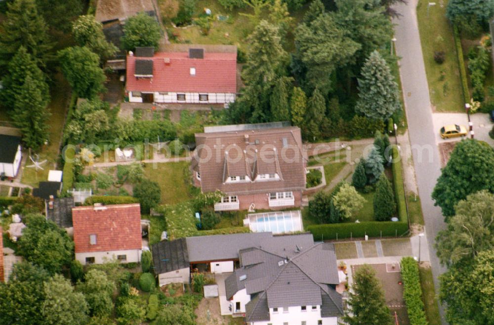 Aerial photograph Berlin-Mahlsdorf - Blick auf das Wohngebiet an der Terwestenstraße - Kolberger Straße in Berlin-Mahlsdorf. View of the residential area at the street Terwestenstrasse - Kolberger Strasse in the district Mahlsdorf.