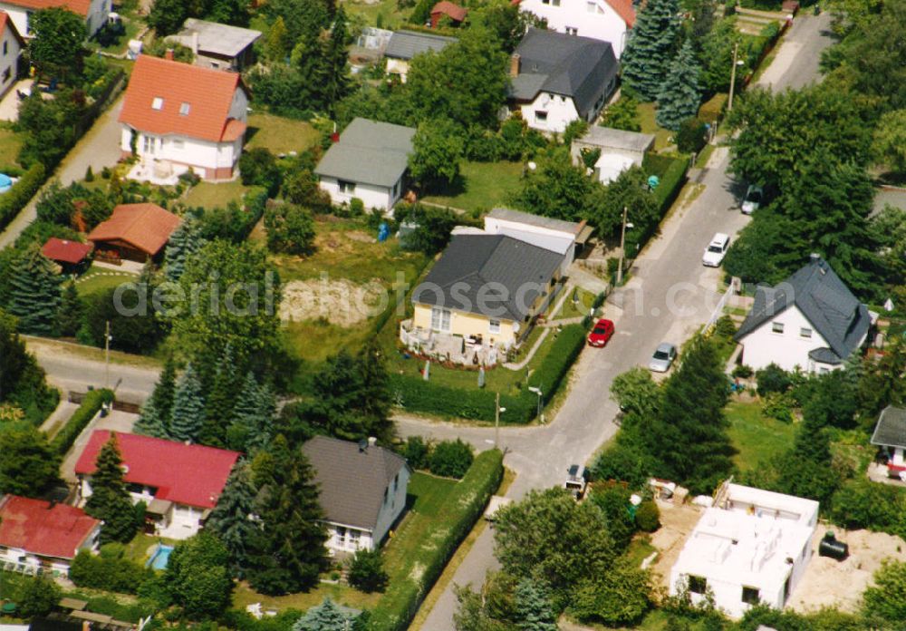 Berlin-Mahlsdorf from above - Blick auf das Wohngebiet am Daffinger Weg in Berlin-Mahlsdorf. View of the residential area at the street Daffinger Weg in the district Mahlsdorf.