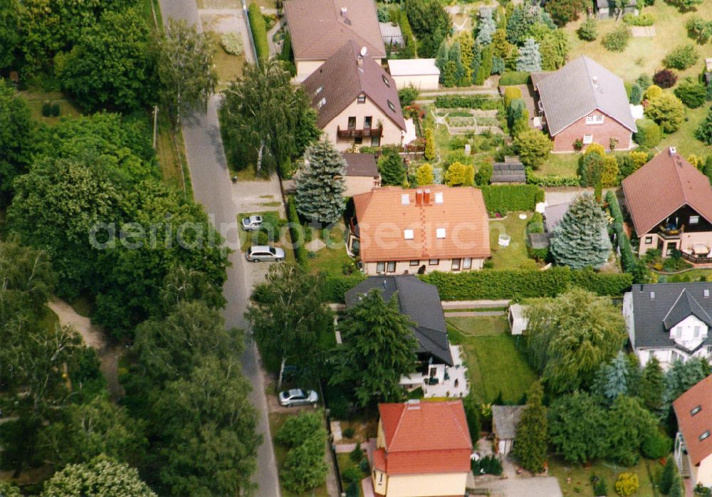 Berlin-Mahlsdorf from the bird's eye view: Blick auf das Wohngebiet am Walter-Leistikow-Weg - Bremer Straße - Kieler Straße in Berlin-Mahlsdorf. View of the residential area at the street Walter-Leistikow-Weg - Bremer Strasse - Kieler Strasse in the district Mahlsdorf.