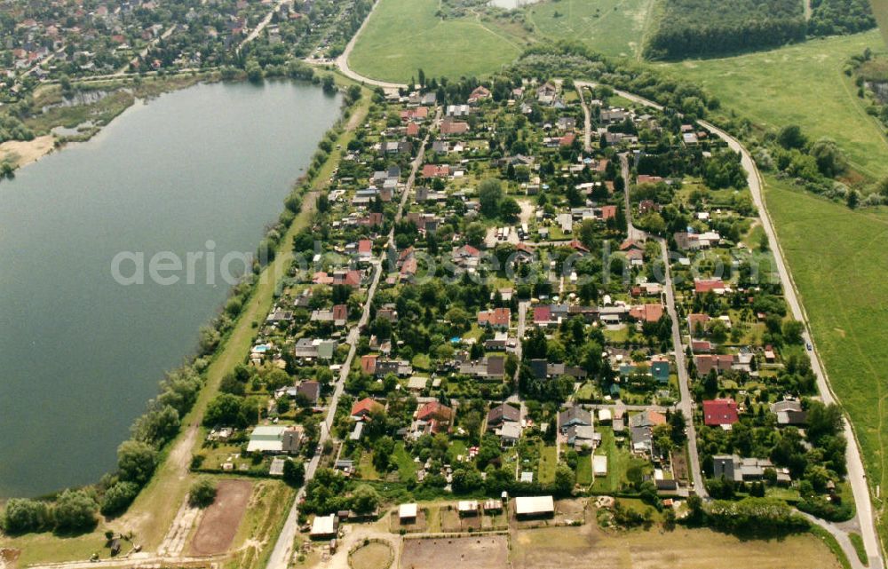 Berlin-Mahlsdorf from above - Blick auf das Wohngebiet am Hornungweg - Kressenweg am Elsensee in Berlin-Mahlsdorf. View of the residential area at the street Hornungweg - Kressenweg in the district Mahlsdorf.