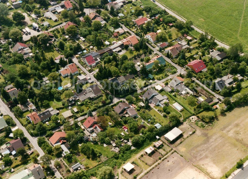 Berlin-Mahlsdorf from the bird's eye view: Blick auf das Wohngebiet am Hornungweg - Brachetweg - Kressenweg in Berlin-Mahlsdorf. View of the residential area at the street Hornungweg - Brachetweg - Kressenweg in the district Mahlsdorf.