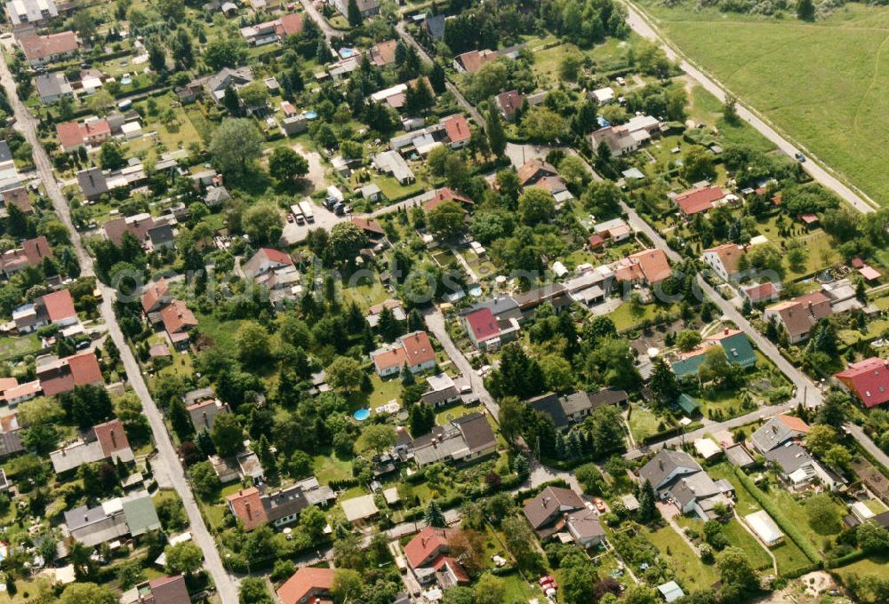 Aerial image Berlin-Mahlsdorf - Blick auf das Wohngebiet am Hornungweg - Brachetweg - Kressenweg in Berlin-Mahlsdorf. View of the residential area at the street Hornungweg - Brachetweg - Kressenweg in the district Mahlsdorf.