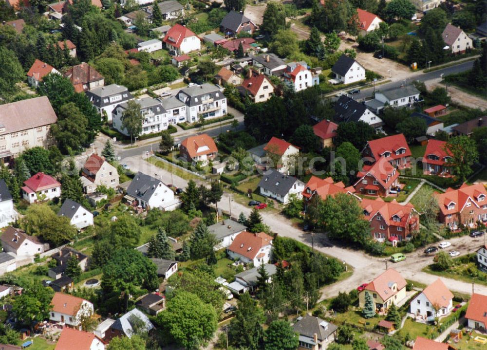 Aerial photograph Berlin-Mahlsdorf - Blick auf das Wohngebiet an der Ulmenstraße - Birkenstraße in Berlin-Mahlsdorf. View of the residential area at the street Ulmenstrasse - Birkenstrasse in the district Mahlsdorf.