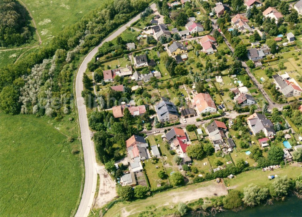 Berlin-Mahlsdorf from above - Blick auf das Wohngebiet am Kressenweg in Berlin-Mahlsdorf. View of the residential area at the street Kressenweg in the district Mahlsdorf.