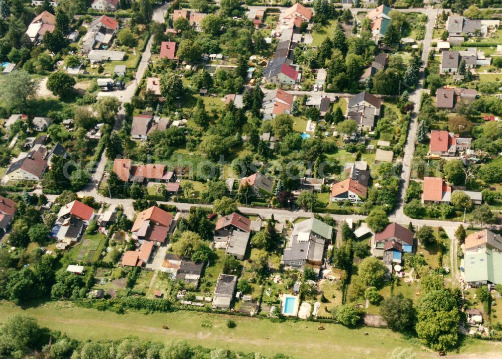 Aerial image Berlin-Mahlsdorf - Blick auf das Wohngebiet am Heuetsteig - Hornungweg - Osterpfad in Berlin-Mahlsdorf. View of the residential area at the street Heuetsteig - Hornungweg - Osterpfad in the district Mahlsdorf.