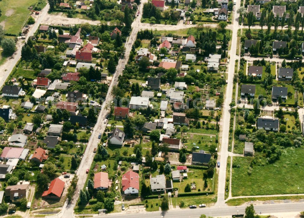 Berlin-Mahlsdorf from the bird's eye view: Blick auf das Wohngebiet an der Mosbacher Straße - Windhorststraße - Königshütter Weg in Berlin-Mahlsdorf. View of the residential area at the street Mosbacher Strasse - Windhorststrasse - Koenigshuetter Weg in the district Mahlsdorf.