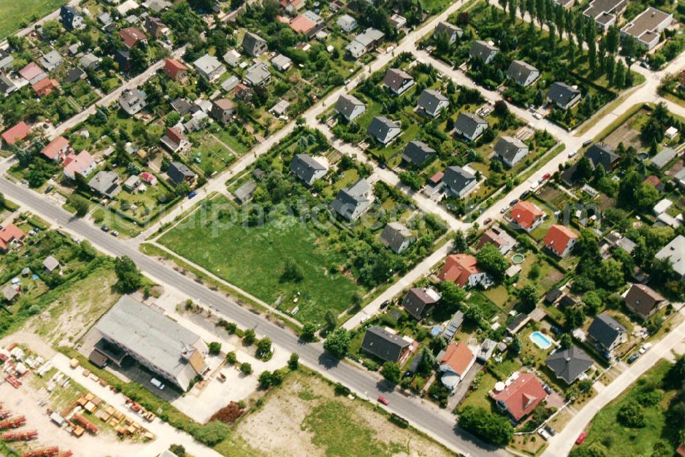 Aerial image Berlin-Mahlsdorf - Blick auf das Wohngebiet an der Mosbacher Straße - Windhorststraße - Königshütter Weg in Berlin-Mahlsdorf. View of the residential area at the street Mosbacher Strasse - Windhorststrasse - Koenigshuetter Weg in the district Mahlsdorf.