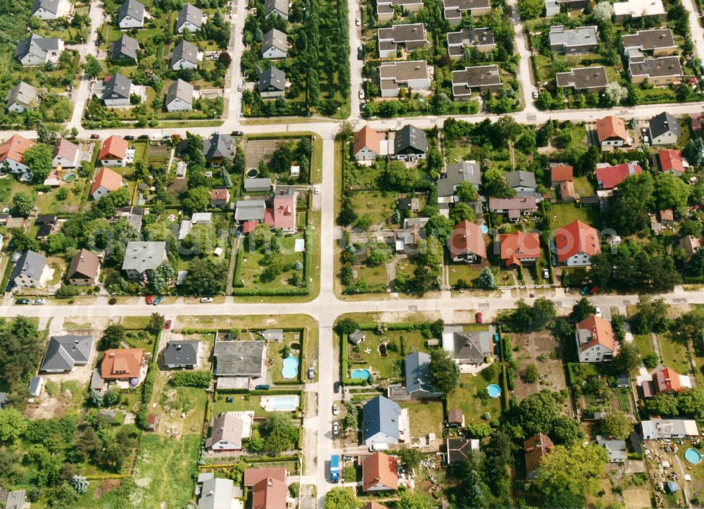 Aerial photograph Berlin-Mahlsdorf - Blick auf das Wohngebiet am Reetzer Weg - Mosbacher Straße in Berlin-Mahlsdorf. View of the residential area at the street Reetzer Weg - Mosbacher Strasse in the district Mahlsdorf.