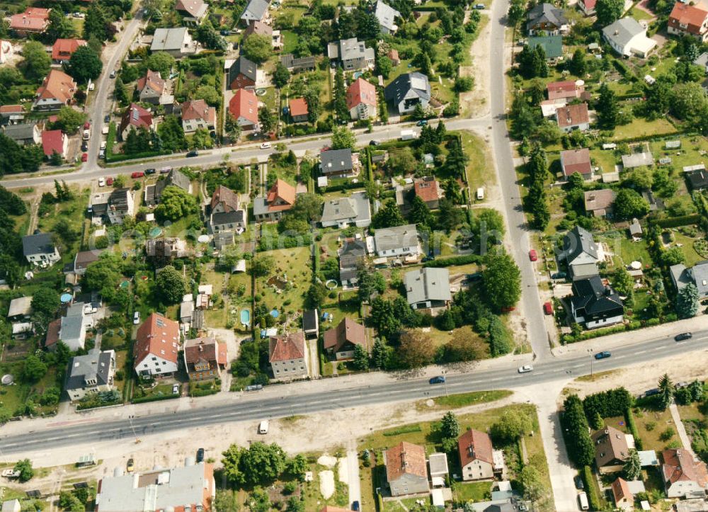 Berlin-Mahlsdorf from the bird's eye view: Blick auf das Wohngebiet an der Chemnitzer Straße - Lassallestraße in Berlin-Mahlsdorf. View of the residential area at the street Chemnitzer Strasse - Lassallestrasse in the district Mahlsdorf.