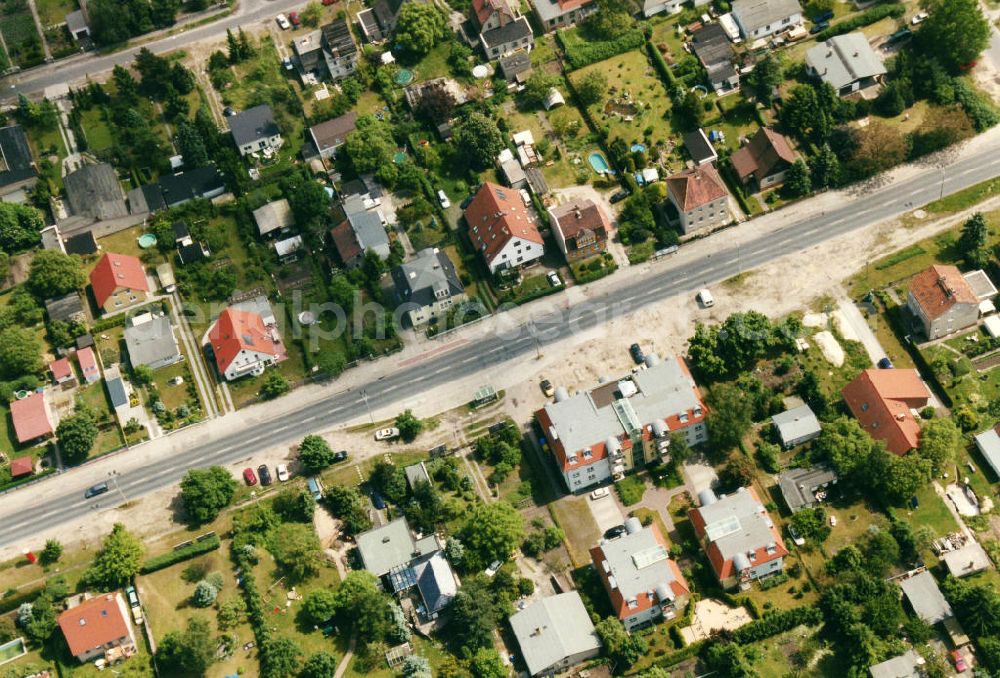 Aerial image Berlin-Mahlsdorf - Blick auf das Wohngebiet an der Chemnitzer Straße - Lassallestraße in Berlin-Mahlsdorf. View of the residential area at the street Chemnitzer Strasse - Lassallestrasse in the district Mahlsdorf.