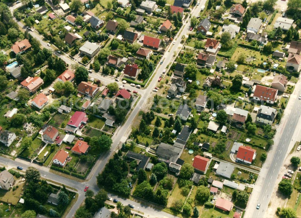 Aerial photograph Berlin-Mahlsdorf - Blick auf das Wohngebiet an der Chemnitzer Straße - Wernitzer Straße in Berlin-Mahlsdorf. View of the residential area at the street Chemnitzer Strasse - Wernitzer strasse in the district Mahlsdorf.