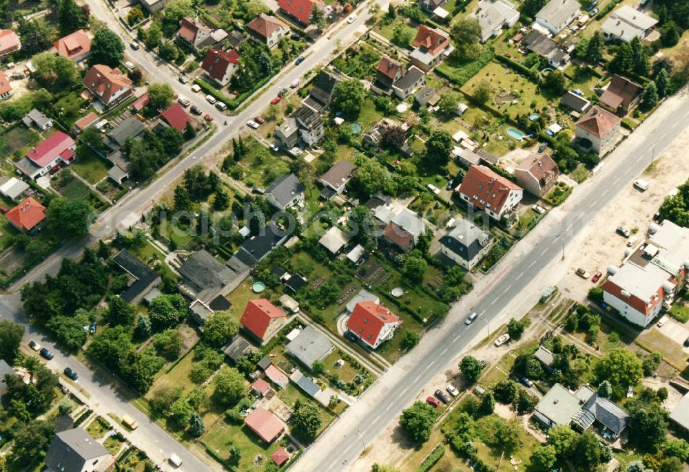 Berlin-Mahlsdorf from above - Blick auf das Wohngebiet an der Chemnitzer Straße - Wernitzer Straße in Berlin-Mahlsdorf. View of the residential area at the street Chemnitzer Strasse - Wernitzer strasse in the district Mahlsdorf.