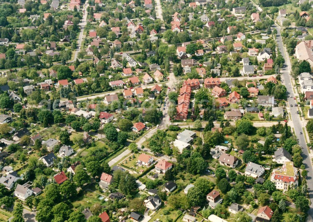 Berlin-Mahlsdorf from the bird's eye view: Blick auf das Wohngebiet an der Chemnitzer Straße - Ulmenstraße - Jägerstraße in Berlin-Mahlsdorf. View of the residential area at the street Chemnitzer Strasse - Ulmenstrasse - Jaegerstrasse in the district Mahlsdorf.