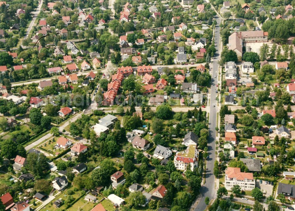 Aerial photograph Berlin-Mahlsdorf - Blick auf das Wohngebiet an der Chemnitzer Straße - Ulmenstraße - Jägerstraße in Berlin-Mahlsdorf. View of the residential area at the street Chemnitzer Strasse - Ulmenstrasse - Jaegerstrasse in the district Mahlsdorf.