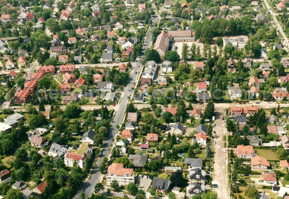 Berlin-Mahlsdorf from the bird's eye view: Blick auf das Wohngebiet an der Ulmenstraße - Eichenstraße in Berlin-Mahlsdorf. View of the residential area at the street Ulmenstrasse - Eichenstrasse in the district Mahlsdorf.