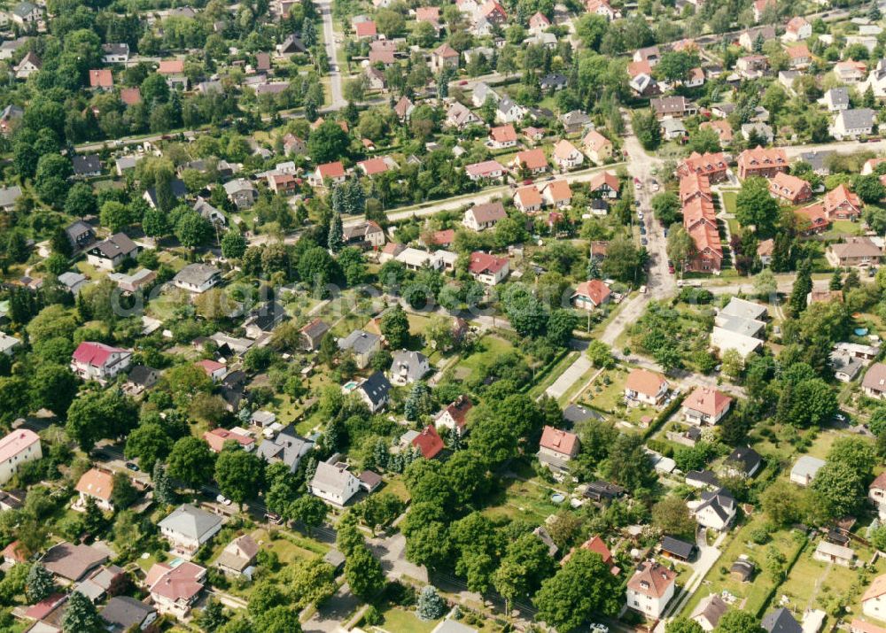 Aerial image Berlin-Mahlsdorf - Blick auf das Wohngebiet an der Jägerstraße - Buchenstraße in Berlin-Mahlsdorf. View of the residential area at the street Jaegerstrasse - Buchenstrasse in the district Mahlsdorf.