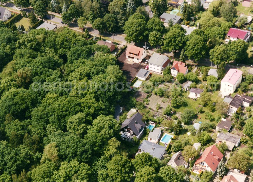 Berlin-Mahlsdorf from the bird's eye view: Blick auf das Wohngebiet an der Sadowastraße in Berlin-Mahlsdorf. View of the residential area at the street Sadowastrasse in the district Mahlsdorf.