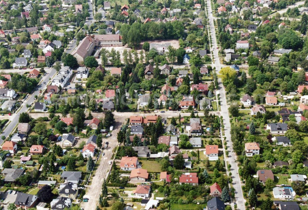 Aerial photograph Berlin-Mahlsdorf - Blick auf das Wohngebiet an der Ulmenstraße - Bergedorfer Straße in Berlin-Mahlsdorf. View of the residential area at the street Ulmenstrasse - Bergedorfer Strasse in the district Mahlsdorf.