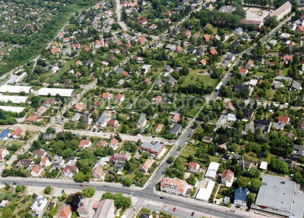 Berlin-Mahlsdorf from above - Blick auf das Wohngebiet an der Ulmenstraße - Bergedorfer Straße in Berlin-Mahlsdorf. View of the residential area at the street Ulmenstrasse - Bergedorfer Strasse in the district Mahlsdorf.