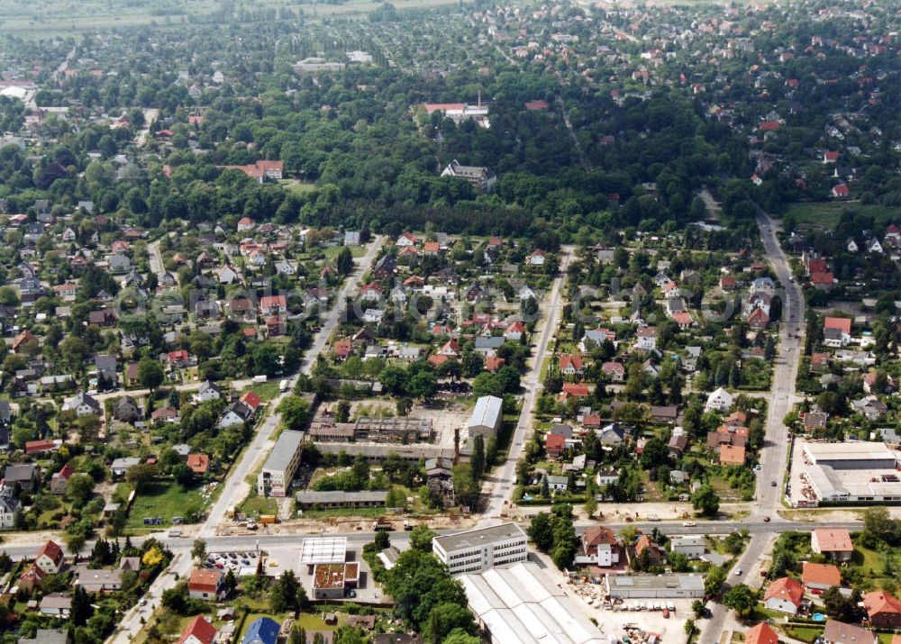 Berlin-Mahlsdorf from the bird's eye view: Blick auf das Wohngebiet an der Ulmenstraße - Bergedorfer Straße in Berlin-Mahlsdorf. View of the residential area at the street Ulmenstrasse - Bergedorfer Strasse in the district Mahlsdorf.