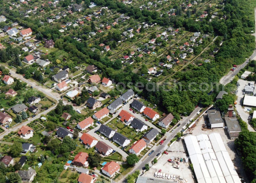 Aerial image Berlin-Mahlsdorf - Blick auf das Wohngebiet an der Heerstraße - Novastraße in Berlin-Mahlsdorf. View of the residential area at the street Heerstrasse - Novastrasse in the district Mahlsdorf.