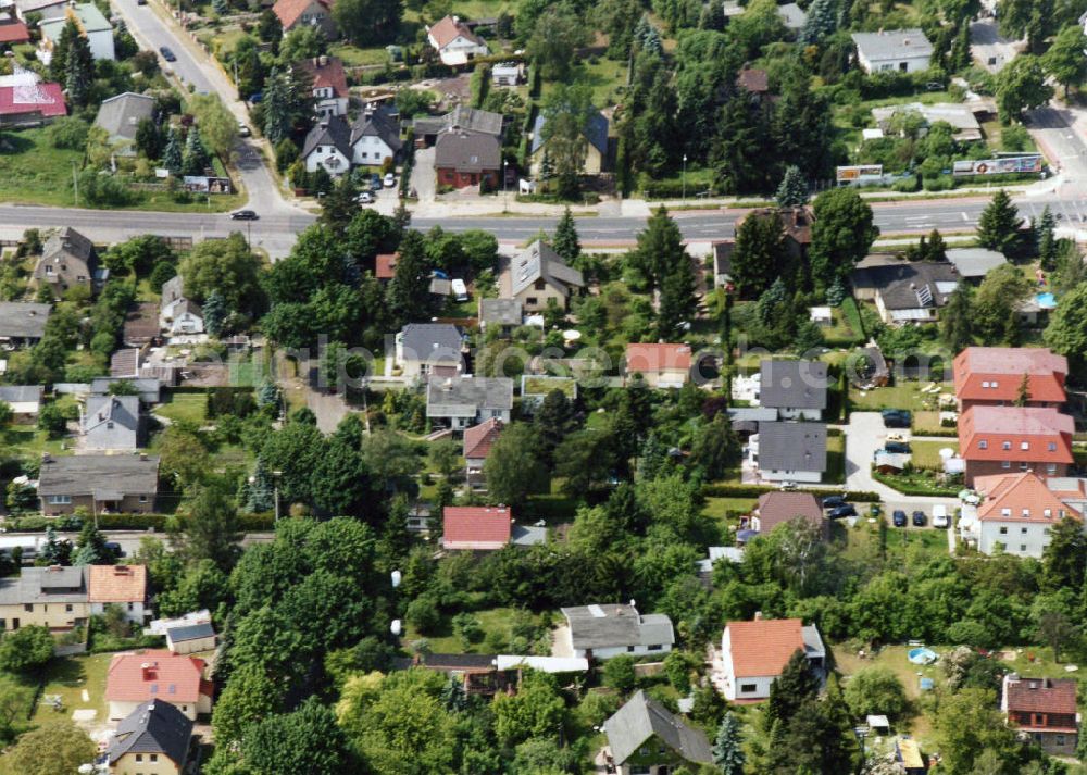 Aerial photograph Berlin-Mahlsdorf - Blick auf das Wohngebiet an der Kaulsdorfer Straße - Scharnauer Straße in Berlin-Mahlsdorf. View of the residential area at the street Kaulsdorfer Strasse - Scharnauer Strasse in the district Mahlsdorf.