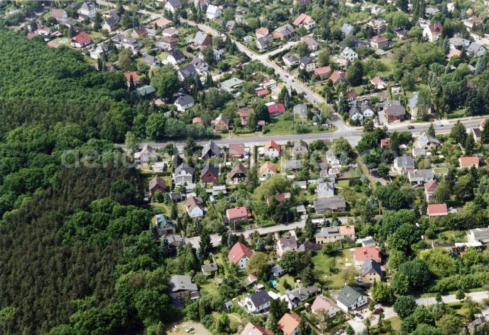 Berlin-Mahlsdorf from above - Blick auf das Wohngebiet an der Kaulsdorfer Straße - Scharnauer Straße in Berlin-Mahlsdorf. View of the residential area at the street Kaulsdorfer Strasse - Scharnauer Strasse in the district Mahlsdorf.