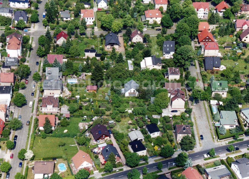 Berlin-Mahlsdorf from the bird's eye view: Blick auf das Wohngebiet an der Bausdorfstraße - Hosemannstraße in Berlin-Mahlsdorf. View of the residential area at the street Bausdorfstrasse - Hosemannstrasse in the district Mahlsdorf.