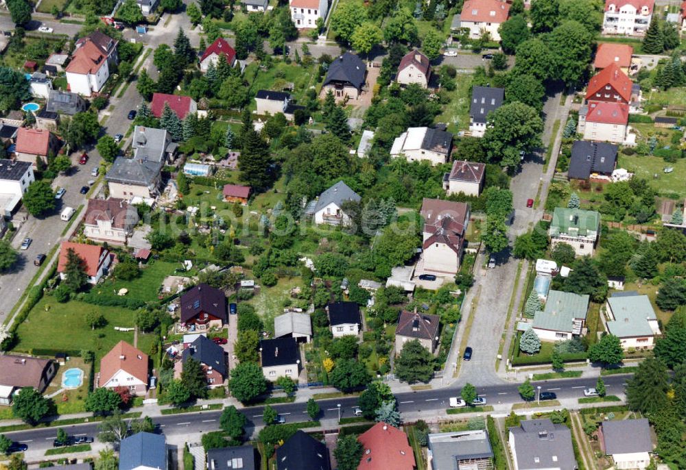 Aerial image Berlin-Mahlsdorf - Blick auf das Wohngebiet an der Bausdorfstraße - Hosemannstraße in Berlin-Mahlsdorf. View of the residential area at the street Bausdorfstrasse - Hosemannstrasse in the district Mahlsdorf.