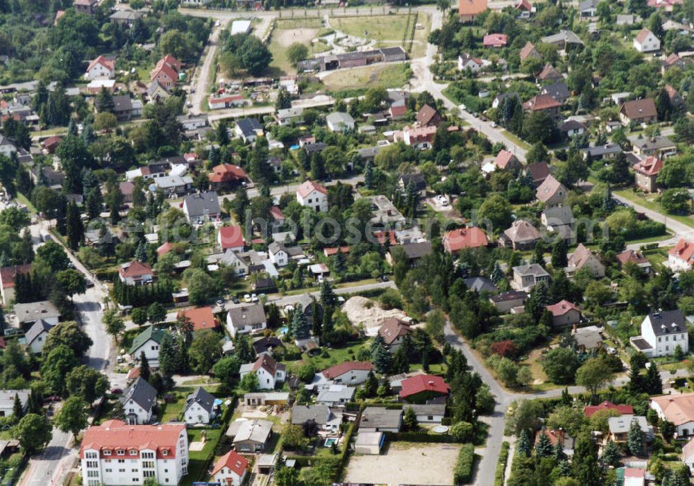 Berlin-Mahlsdorf from above - Blick auf das Wohngebiet am Karlsburger Weg - Am Birkenwerder in Berlin-Kaulsdorf. View of the residential area at the street Karlsburger Weg - Am Birkenwerder in the district Kaulsdorf.