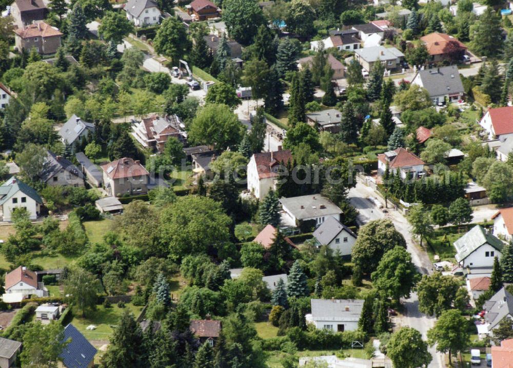 Berlin-Kaulsdorf from the bird's eye view: Blick auf das Wohngebiet am Karlsburger Weg - Am Birkenwerder in Berlin-Kaulsdorf. View of the residential area at the street Karlsburger Weg - Am Birkenwerder in the district Kaulsdorf.