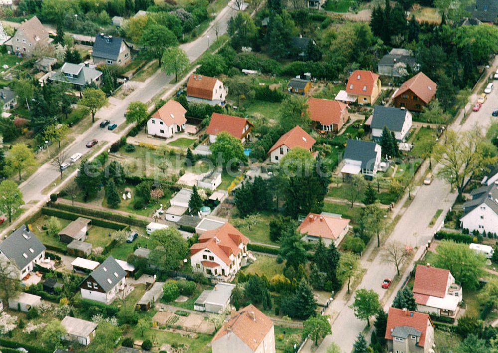 Aerial image Berlin-Mahlsdorf - Blick auf das Wohngebiet an der Rahnsdorfer Straße - Grunowstraße in Berlin-Mahlsdorf. View of the residential area at the Rahnsdorfer Strasse - Grunowstrasse and Hochwiesener Strasse in Berlin-Mahlsdorf.