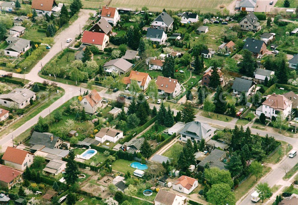 Aerial photograph Berlin-Mahlsdorf - Blick auf das Wohngebiet an der Rahnsdorfer Straße - Karlstraße - Hochwiesener Straße in Berlin-Mahlsdorf. View of the residential area at the Rahnsdorfer Strasse - Karlstrasse - Hochwiesener Strasse in Berlin-Mahlsdorf.