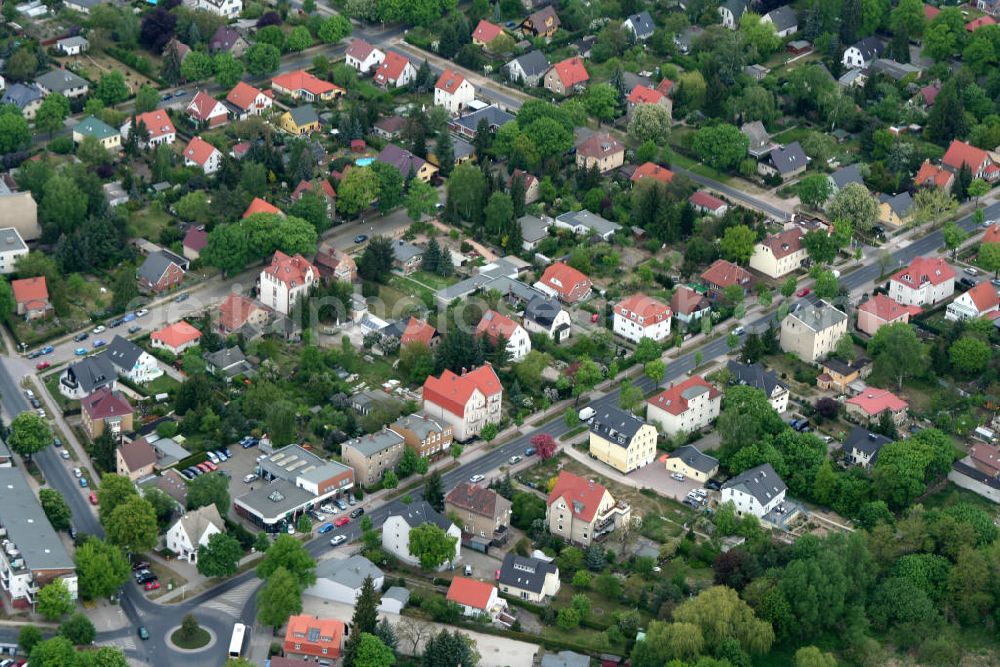 Aerial image Berlin - Mahldorf - Blick auf das Wohngebiet an der Hönower , Ridbacher , Giesestraße am Kreisverkehr zur Hönower Strasse.