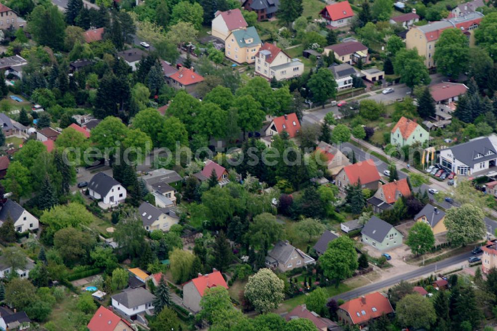 Aerial image Berlin - Mahldorf - Blick auf das Wohngebiet an der Hönower , Ridbacher , Giesestraße am Kreisverkehr zur Hönower Strasse.